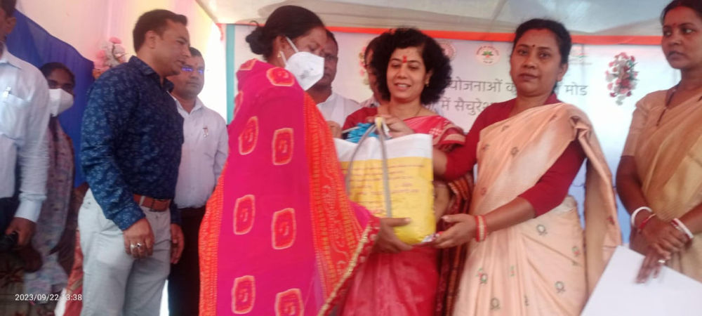 Jharkhand cadre IAS officer Aradhana Patnaik distributed nutrition baskets to TB patients 