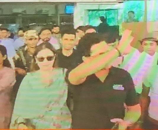 with-wife-anjali-tendulkar-lands-in-ranchi-spreads-awareness-among-voters