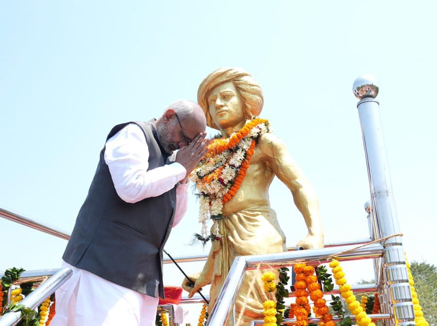 Indian top leaders paid tributes to the revered Dharti Aaba, Birsa Munda on his death anniversary 