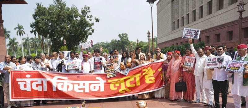 mps-of-nda-india-block-clash-at-makar-dwar-over-jharkhand-students-protest-temple-donation-theft