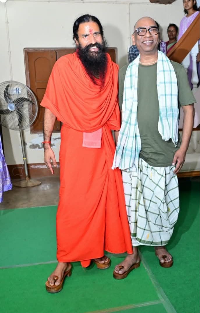 yoga-guru-baba-ramdev-and-jharkhand-cm-hemant-soren-wear-wooden-khadau-smile