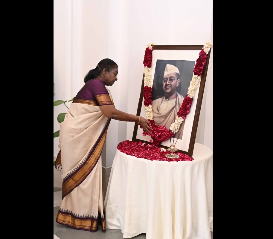 President Droupadi Murmu paid floral tribute to Netaji Subhash Chandra Bose 