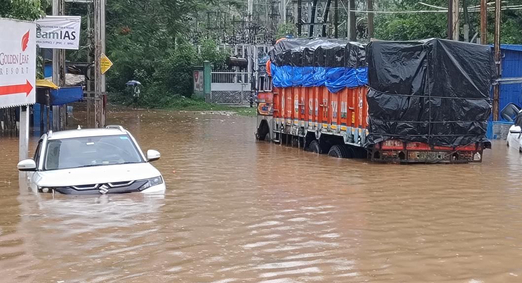 Traffic across Jamshedpur- Ranchi highway halted due to flood like scene 